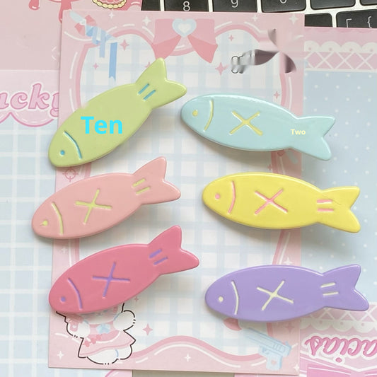 かわいいキャンディーカラーの魚のバレッタ